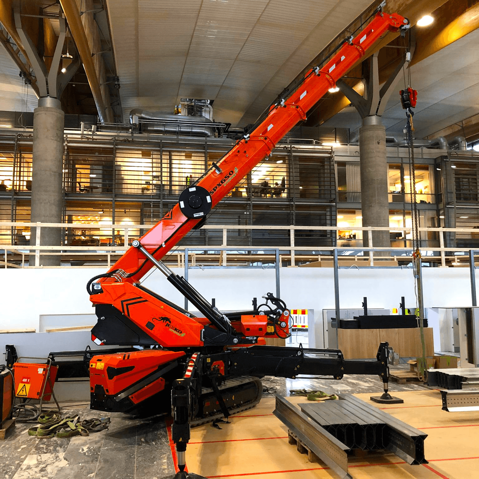 Jekko minikran i arbeid innendørs på Gardermoen